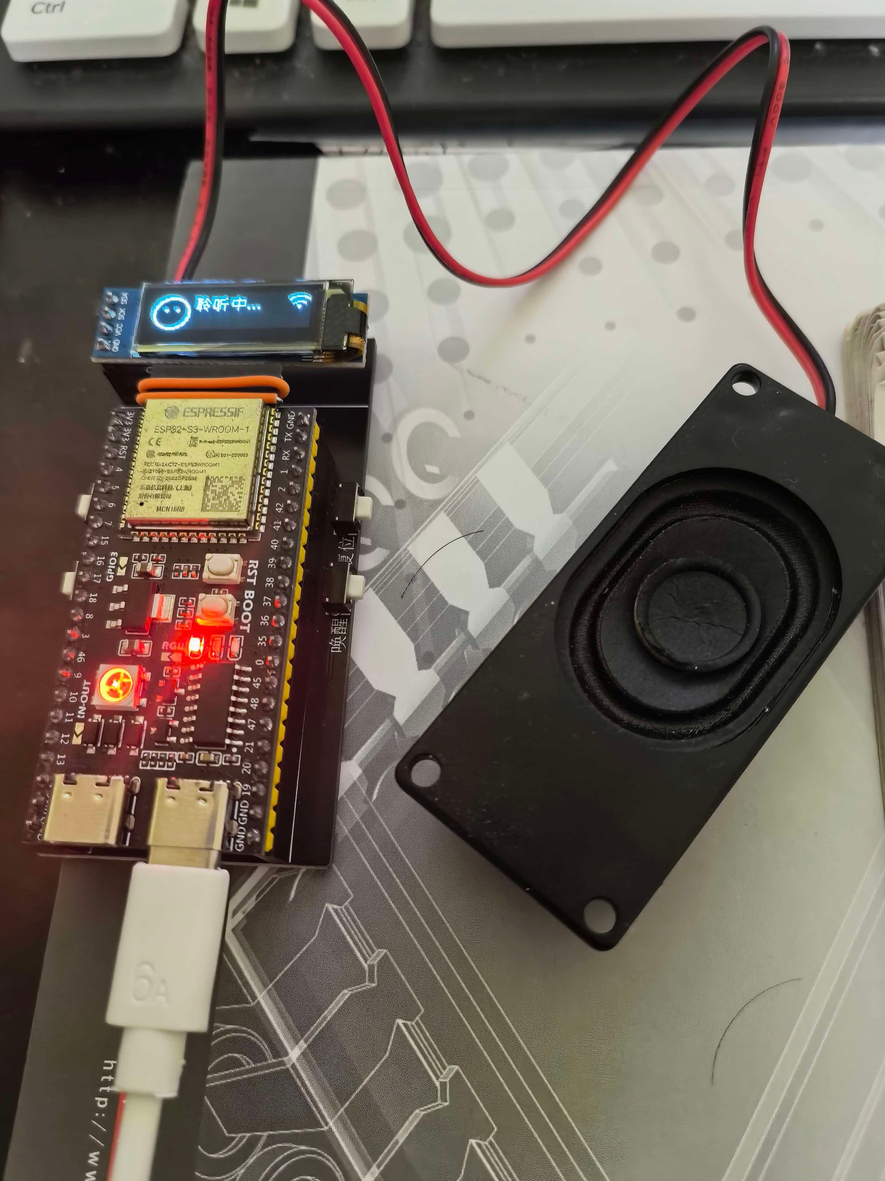 小智 AI 助手 ESP32-S3 实物